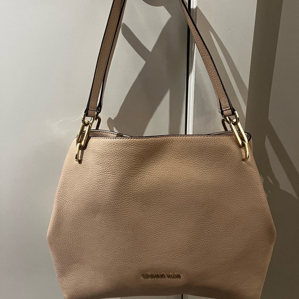 Michael Kors Pink Shoulder Bag with Gold. This bag is in excellent condition.